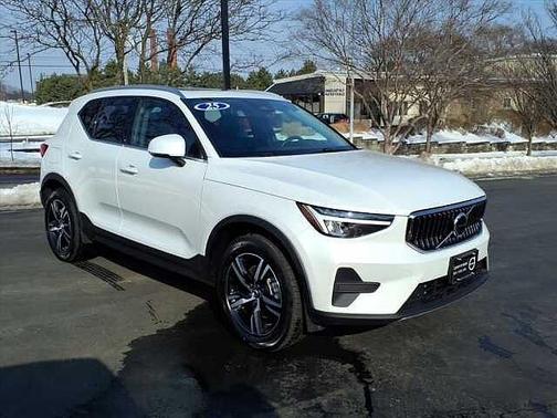 2025 Volvo XC40 Core