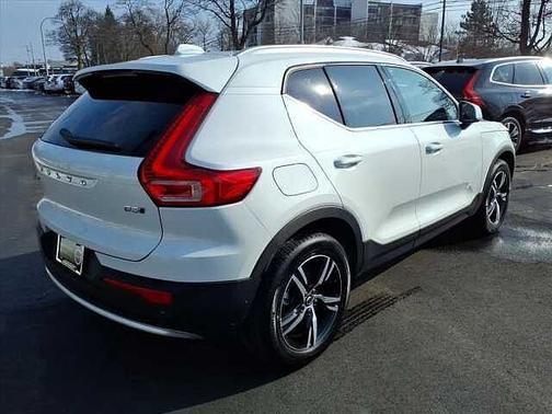 2025 Volvo XC40 Core