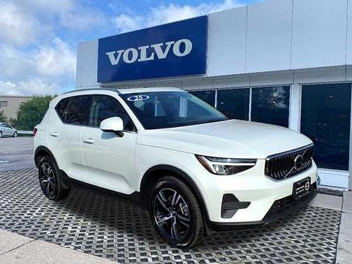 2025 Volvo XC40 Core