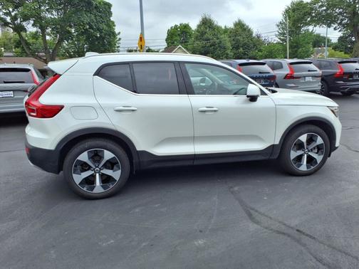 2025 Volvo XC40 B5 Core Bright Theme
