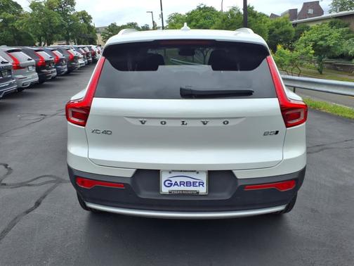 2025 Volvo XC40 B5 Core Bright Theme