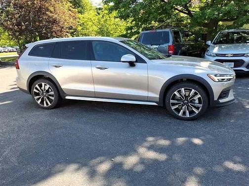 Bright Dusk 2025 Volvo V60 Cross Country Ultra