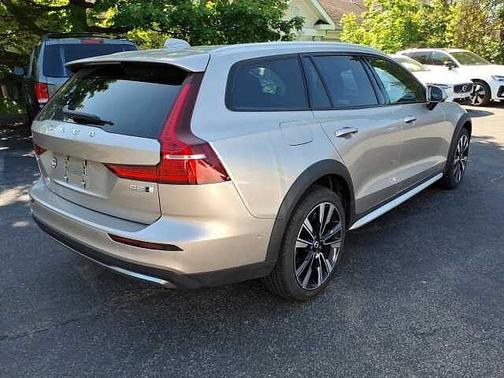 Bright Dusk 2025 Volvo V60 Cross Country Ultra