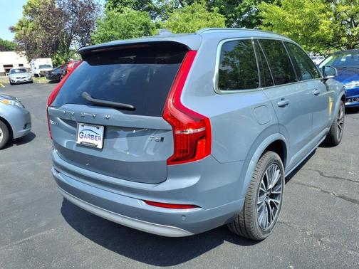 2022 Volvo XC90 T6 AWD Momentum 7 Seater