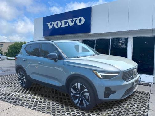 2025 Volvo XC40 B5 Plus Dark Theme