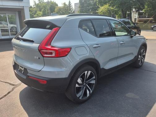 2025 Volvo XC40 B5 Plus Dark Theme