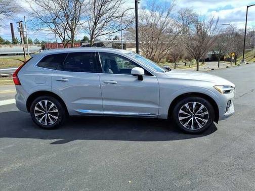 Silver Dawn 2023 Volvo XC60 Plus