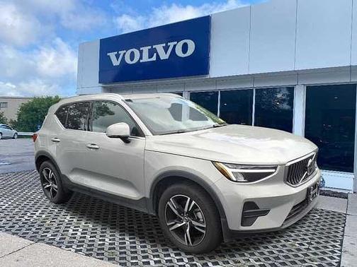 2025 Volvo XC40 Core