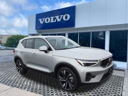 2025 Volvo XC40 B5 Ultra Bright Theme