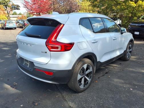 2025 Volvo XC40 B5 Plus Bright Theme