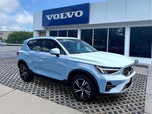 Cloud Blue 2025 Volvo XC40 Core