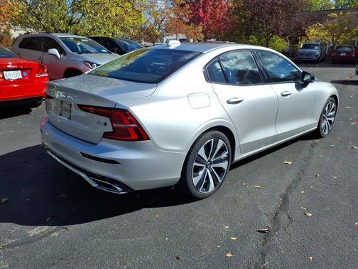 2022 Volvo S60 B5 AWD Momentum