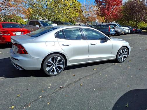 2022 Volvo S60 B5 AWD Momentum