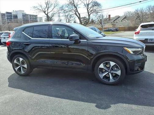 Onyx Black 2025 Volvo XC40 Core
