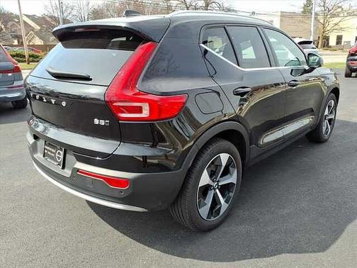 Onyx Black 2025 Volvo XC40 Core