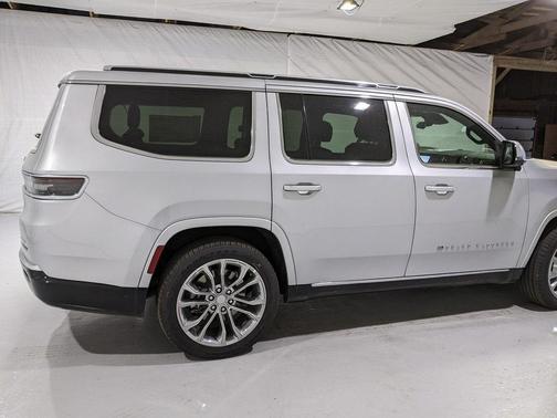 Photo 3 of 41 of 2022 Jeep Grand Wagoneer Series II