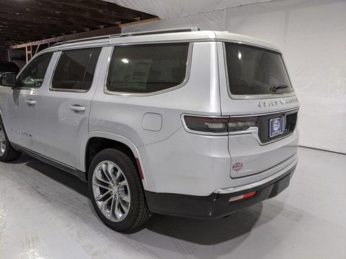 Photo 5 of 41 of 2022 Jeep Grand Wagoneer Series II