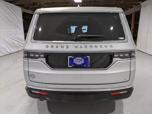 Photo 4 of 41 of 2022 Jeep Grand Wagoneer Series II