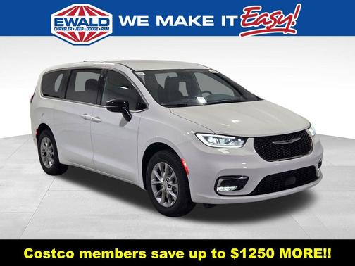 Bright White Clearcoat 2026 Chrysler Pacifica Select