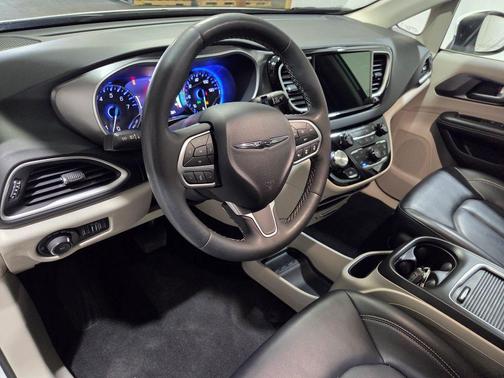 2023 Chrysler Pacifica Touring-L