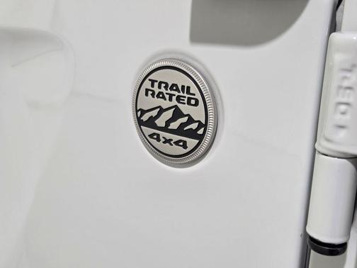 Bright White Clearcoat 2022 Jeep Wrangler Unlimited Sahara