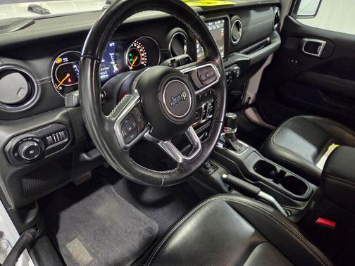 Bright White Clearcoat 2022 Jeep Wrangler Unlimited Sahara