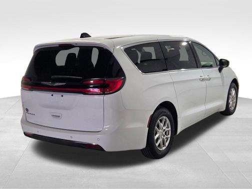 2023 Chrysler Pacifica Touring-L