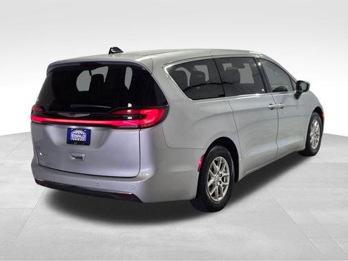 2023 Chrysler Pacifica Touring-L