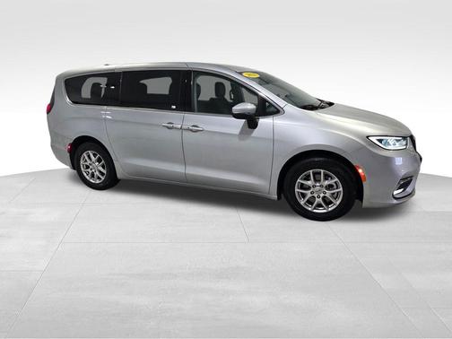 2023 Chrysler Pacifica Touring-L