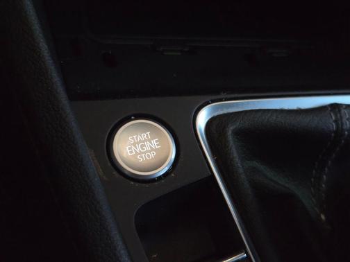 Platinum Gray Metallic 2023 Volkswagen Jetta 1.5T SE