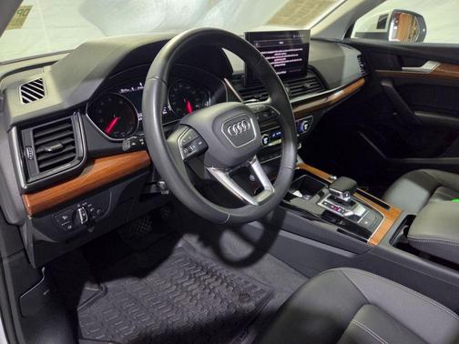 Glacier White Metallic 2023 Audi Q5 45 S line quattro Premium