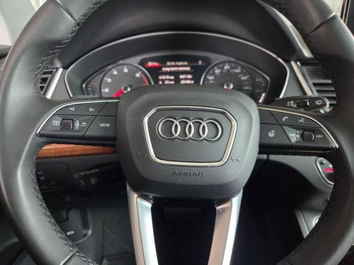 Glacier White Metallic 2023 Audi Q5 45 S line quattro Premium