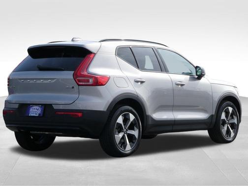 2024 Volvo XC40 B5 Plus Dark Theme