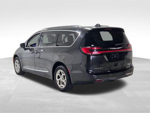 Brilliant Black Crystal Pearlcoat 2021 Chrysler Pacifica Limited