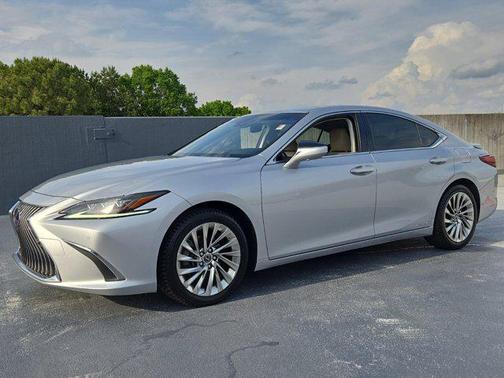 2019 Lexus ES 300h Ultra Luxury