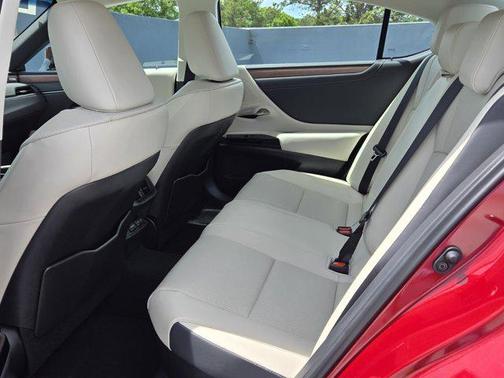 2025 Lexus ES 300h Base