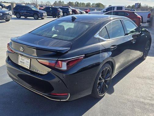 2023 Lexus ES 300h F SPORT Handling