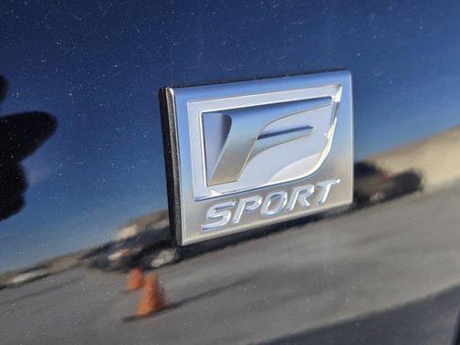 2023 Lexus ES 300h F SPORT Handling