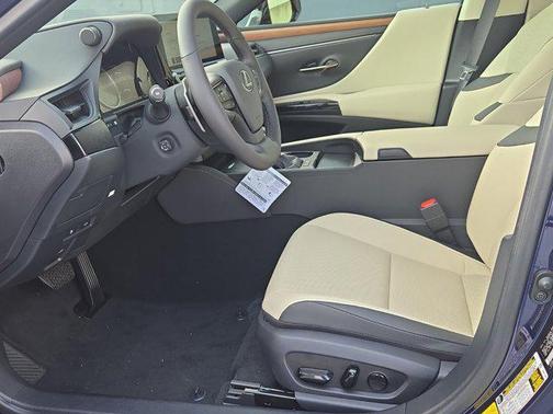 2025 Lexus ES 300h Base