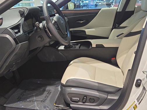 2025 Lexus ES 300h Base