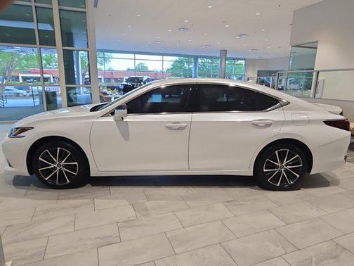 2025 Lexus ES 300h Base