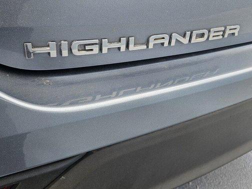 Moon Dust 2021 Toyota Highlander LE