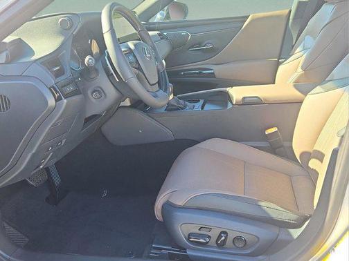 2025 Lexus ES 300h Ultra Luxury