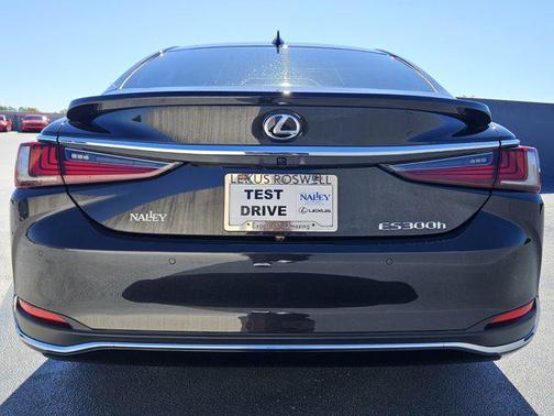 2025 Lexus ES 300h Luxury