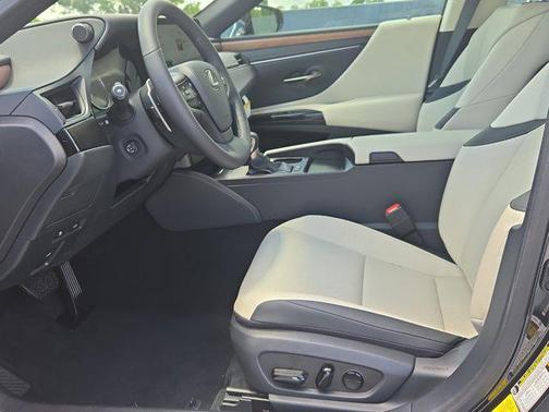 2025 Lexus ES 300h Base