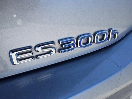 Iridium 2022 Lexus ES 300h Base