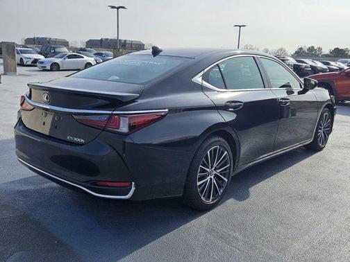 2025 Lexus ES 300h Base