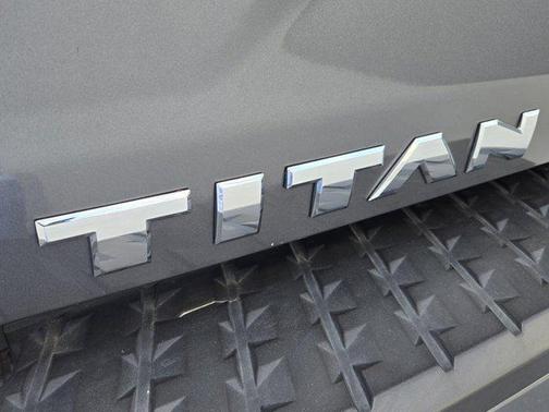 2022 Nissan Titan SV