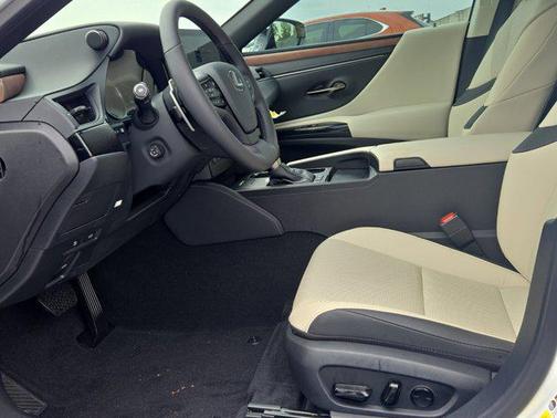 2025 Lexus ES 300h Base