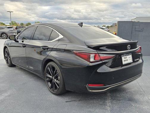 2023 Lexus ES 300h F SPORT Handling
